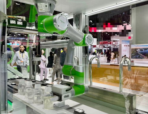 2023进博会节卡机器人现身世界500强展台,强强联合发出 智造 强音