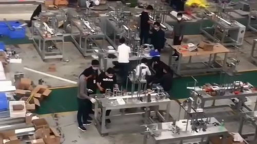 目前自动化做口罩的工厂,一百平方米却没有多少工人,全部都是机器智能化